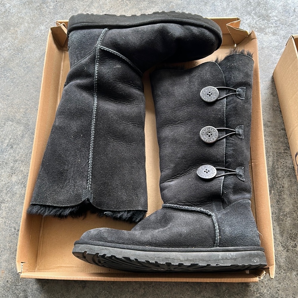 Loved Black Bailey Button Triplet Uggs 🖤